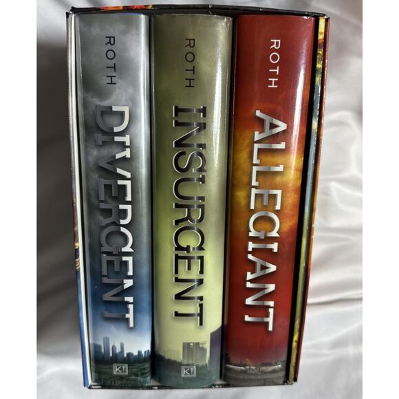 Divergent Series Box Set With Extra Booklet Hardback Veronica Roth NEW - Picture 1 of 8